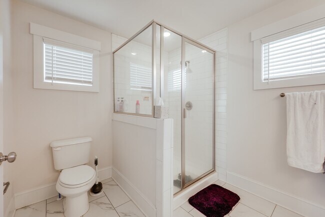 Building Photo - 372 Arch St