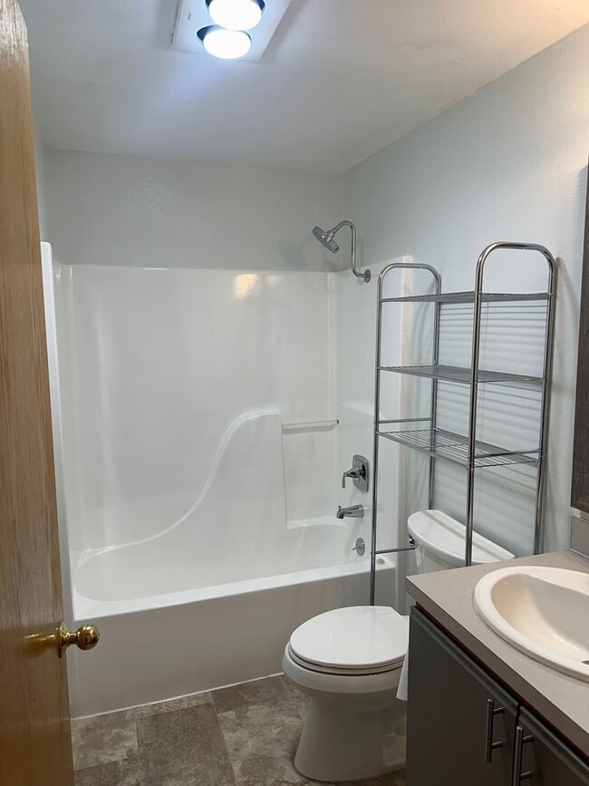 Building Photo - Beautifully updated 3 bedroom, 1 bath house in Eugene!