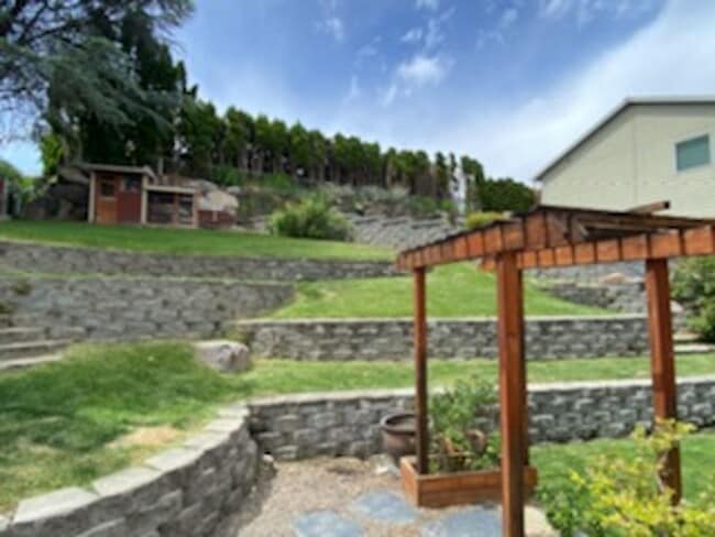 Building Photo - Sunny and spacious 3 bed, 2.5 bath house with living and family room, with huge back yard!