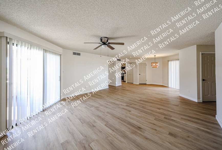 Building Photo - 9151 W Greenway Rd