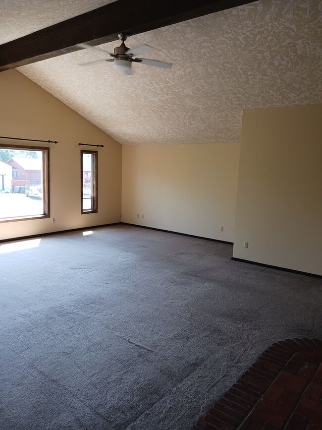 Building Photo - 708 Highland Dr