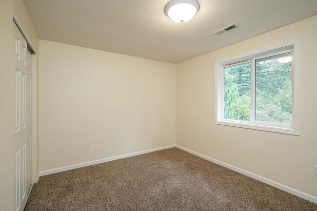 Building Photo - 4 Bedroom 2.5 Bath with Fenced Backyard in Camas School District