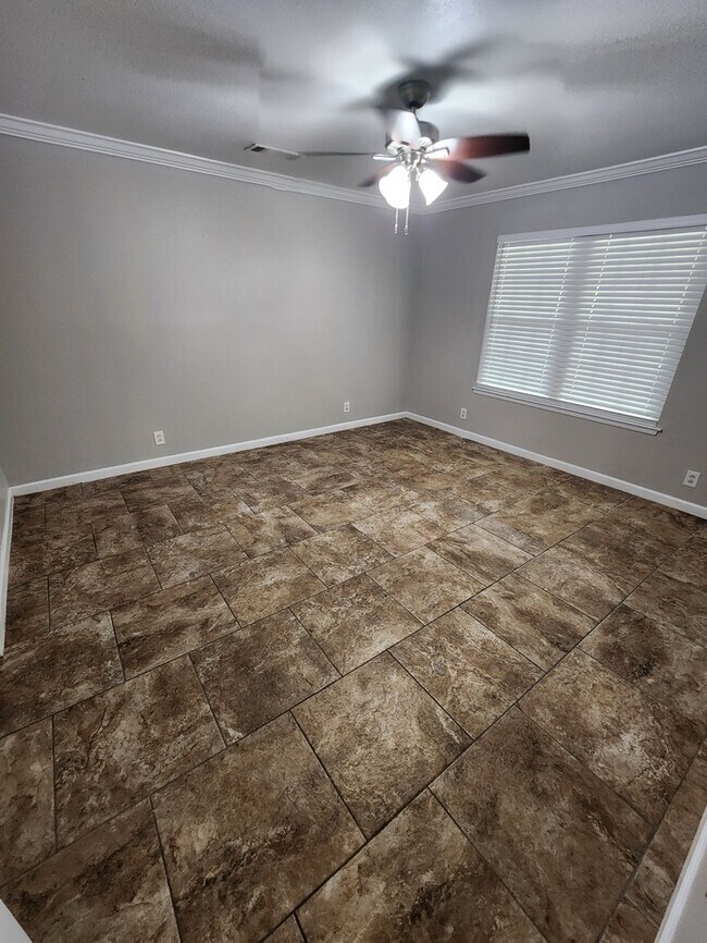 Building Photo - 4 bed 2 1/2 bath home, 2 car garage!