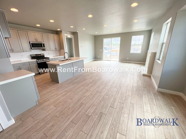 Building Photo - Modern Home in Highland!