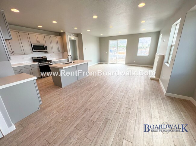 Building Photo - Modern Town Home in Highland!
