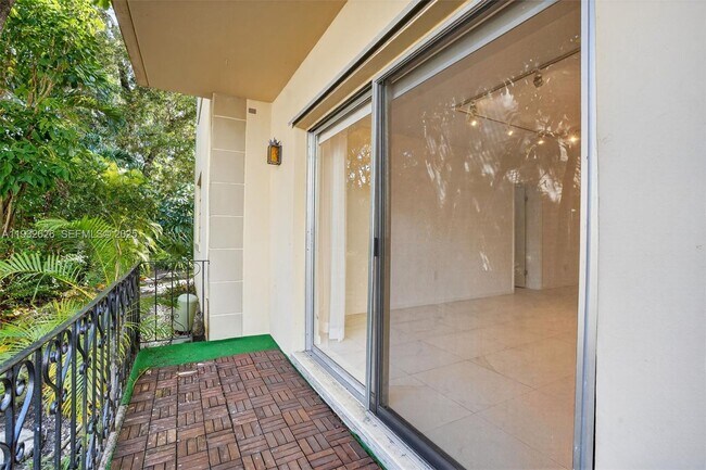 Building Photo - 1239 Mariposa Ave