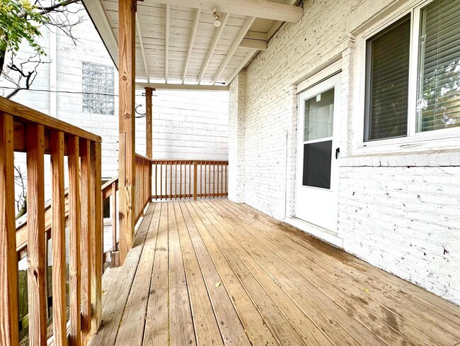 Building Photo - 1526 N Artesian Ave