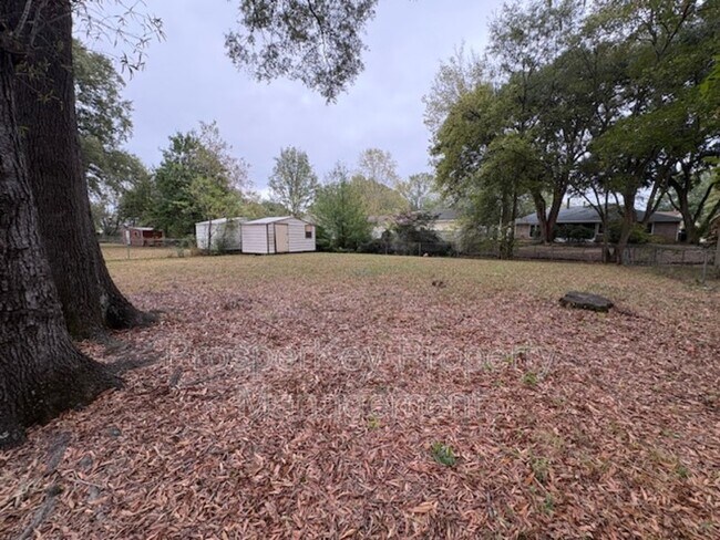 Building Photo - 740 Ledyard Pl