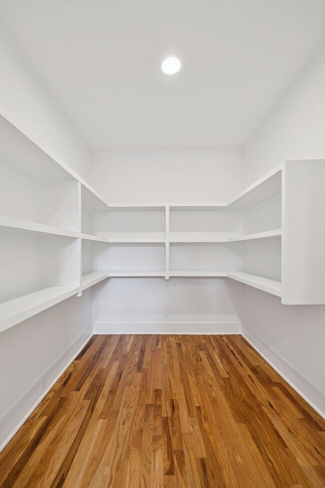 Building Photo - Beautifully Remodeled Home Just Minutes From Downtown Nashville