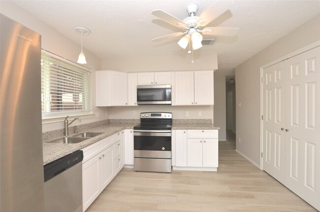 Building Photo - 703 Flower Field Ct