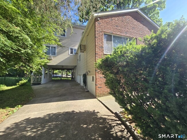 Building Photo - 493 Den Ln