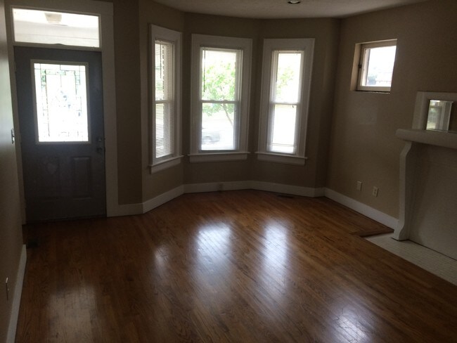 Building Photo - 1986 Summit St