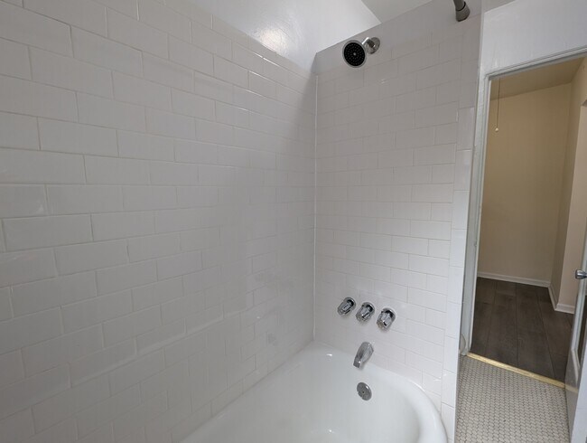 Building Photo - 5417 N Kenmore Ave