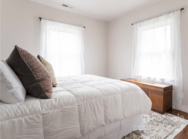 Building Photo - 338 N Main St