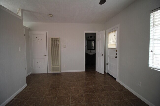 Building Photo - 8907 Old County Dr