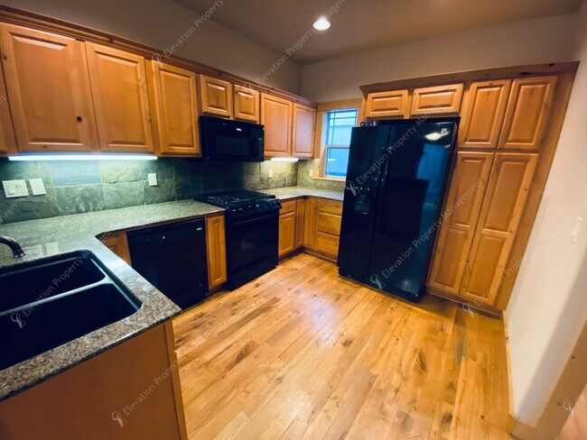 Building Photo - Dual-Level 3 BR - 2.5 BA Haven in Central Bend