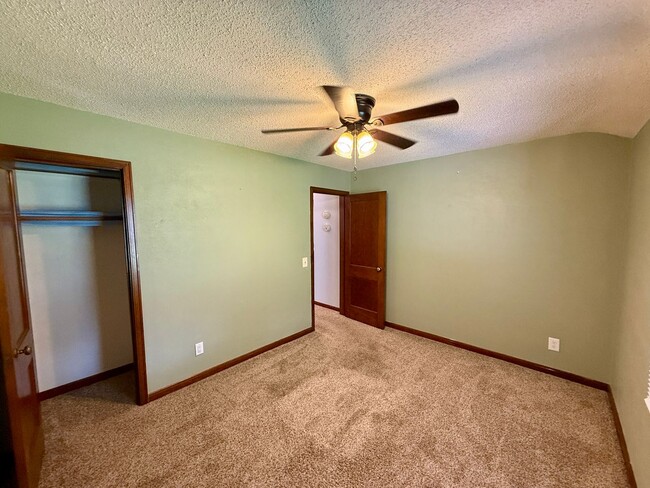 Building Photo - 2 Bed / 1 Bath House with lots of Features...