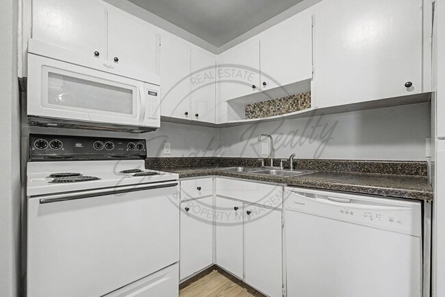 Building Photo - Two Bedroom Condo, 2nd Floor, across from Madison Park with stackable washer/dryer!