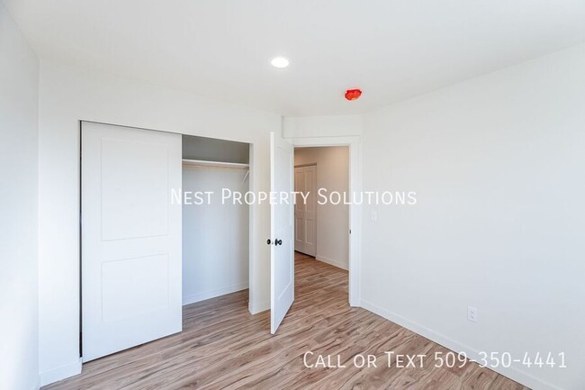 Building Photo - 1073 S Grand Dr