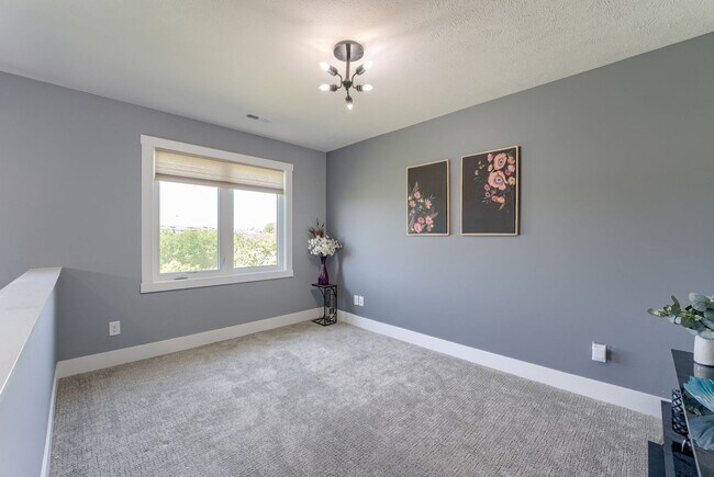 Building Photo - Spacious & Stylish 6-Bedroom Home in North...