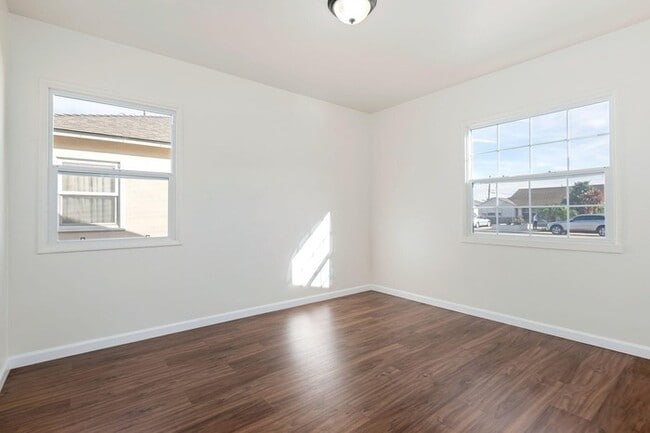 Building Photo - Updated Home with Guest Suite, Fireplace & RV Parking in Northwest Oxnard