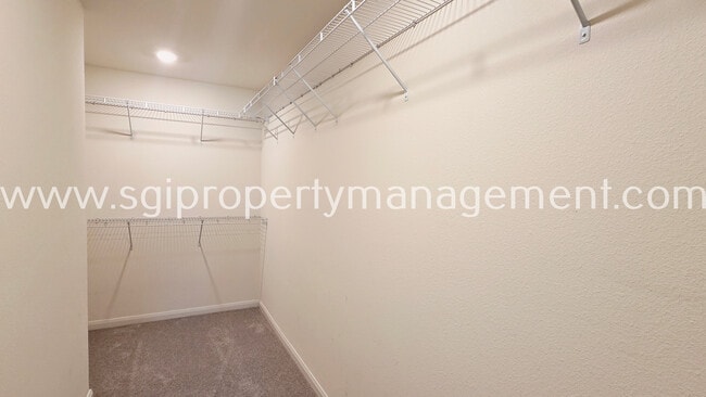 Building Photo - 942 Primrose Dr