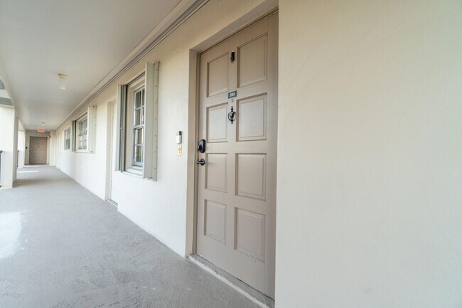 Building Photo - 3200 N Palm Aire Dr