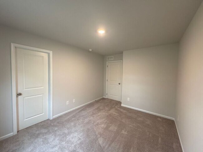 Building Photo - Charming 3-Bedroom Home with Convenient Lo...