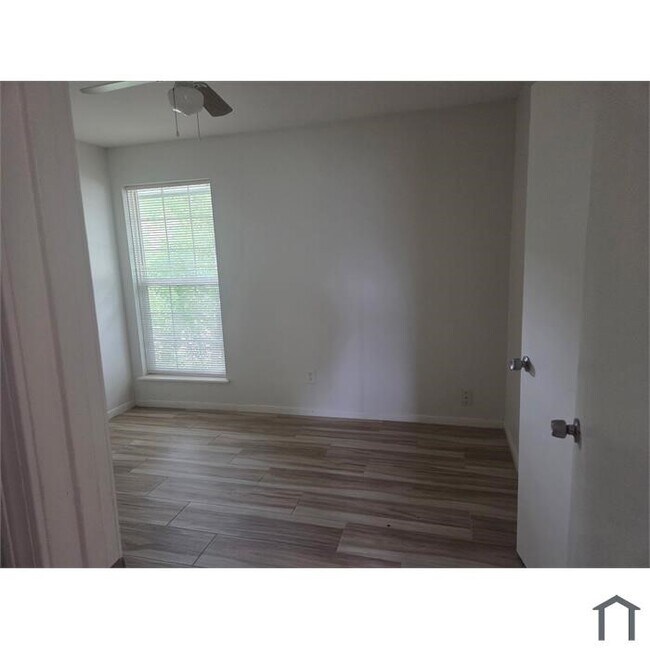 Building Photo - 8762 Mickleton Dr