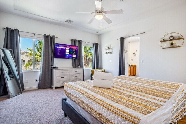 Building Photo - 3 BR + Bonus, Fully furnished, Includes Ut...