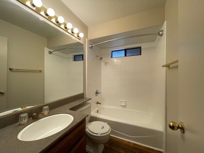 Building Photo - Spacious & Bright 3-Bedroom, 2 and 1/2 Bat...