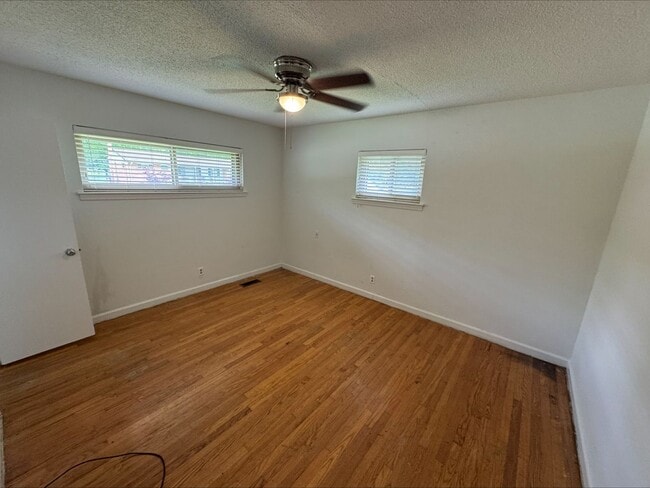 Building Photo - Updated 3 bed 2 bath in East Ridge! Fenced...
