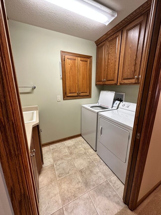 Building Photo - Rent: 4 Beds