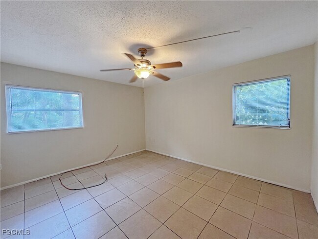 Building Photo - 1852 Golf View Ave