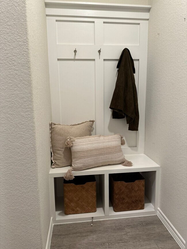 Building Photo - 130 Pioneer Canyon Pl