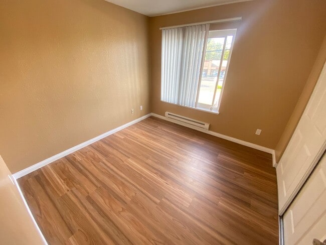 Building Photo - Top Floor Large, Bright & Spacious Two Bedroom Condo W/ Parking & Laundry!
