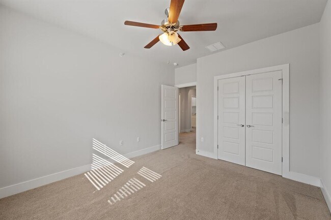 Building Photo - 13800 Lyndhurst St