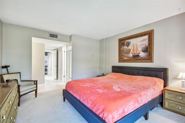 Building Photo - 2700 Cove Cay Dr