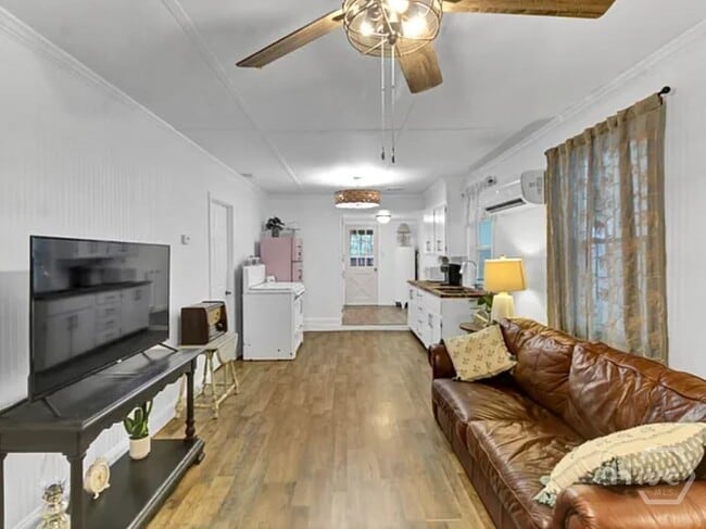 Building Photo - 304 E Fourth St