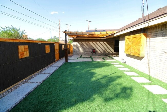 Building Photo - 4900 Rio Grande Ave