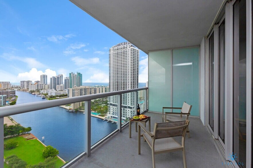 Building Photo - 2602 E Hallandale Beach Blvd