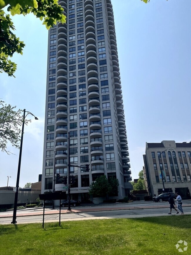 Building Photo - 2020 N Lincoln Park W