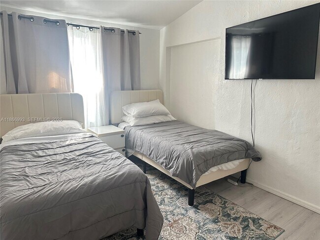 Building Photo - 1935 Arthur St