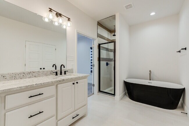 Building Photo - Custom built home in West Lubbock