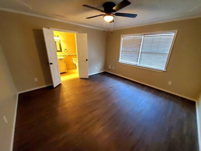 Building Photo - Spacious and Gorgeous 3/2 in Northwest Lub...