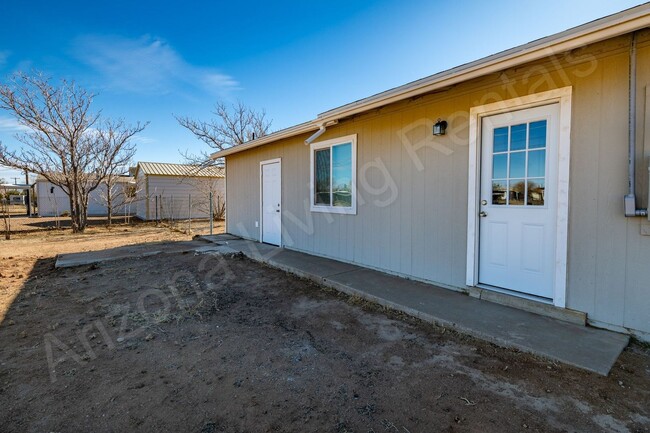 Building Photo - SPACIOUS 4 BEDROOM