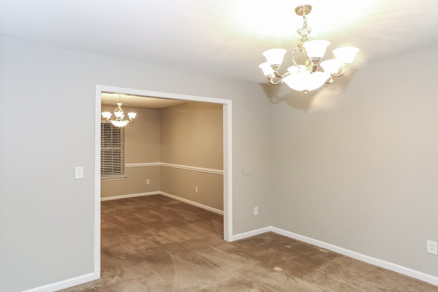 Building Photo - 5112 Kiev Dr