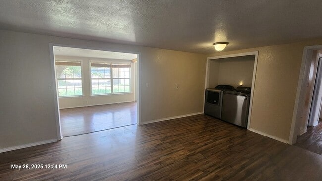 Building Photo - 406 4th St