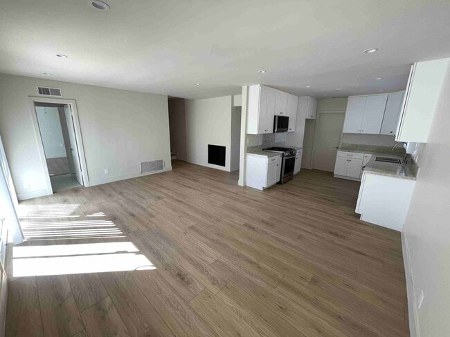 Building Photo - COMPLETELY REMODELED WOODLAND HILLS POOL HOME!