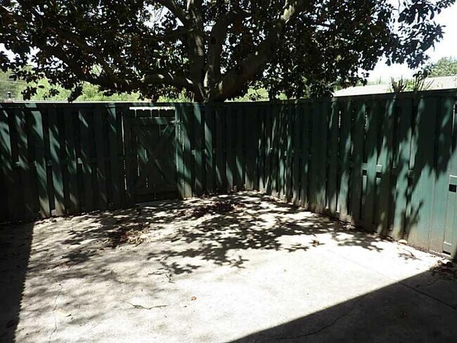 Building Photo - 3081 Colonial Way